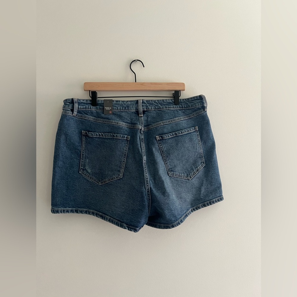 Torrid 3.5"' Relaxed High-Rise Short Size 18 - Picture 3 of 6